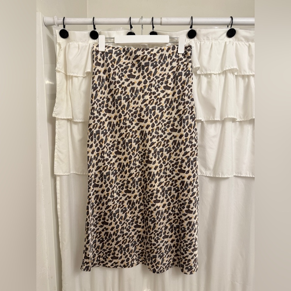 Women’s L Forever21 Satin Cheetah Print Skirt
